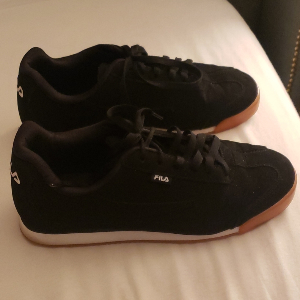 Mens Black Fila athletic shoes size 9 1/2